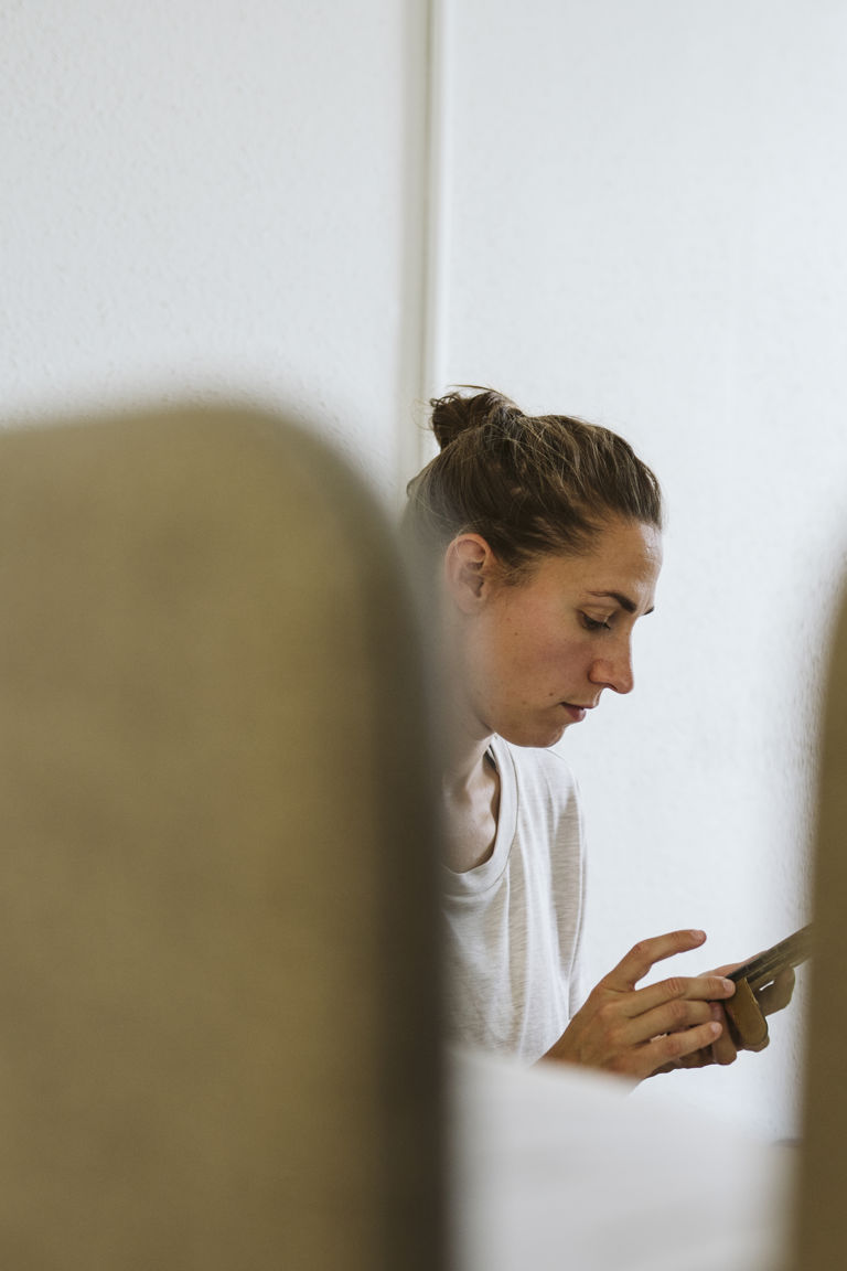 kvinna som tittar på sin mobil