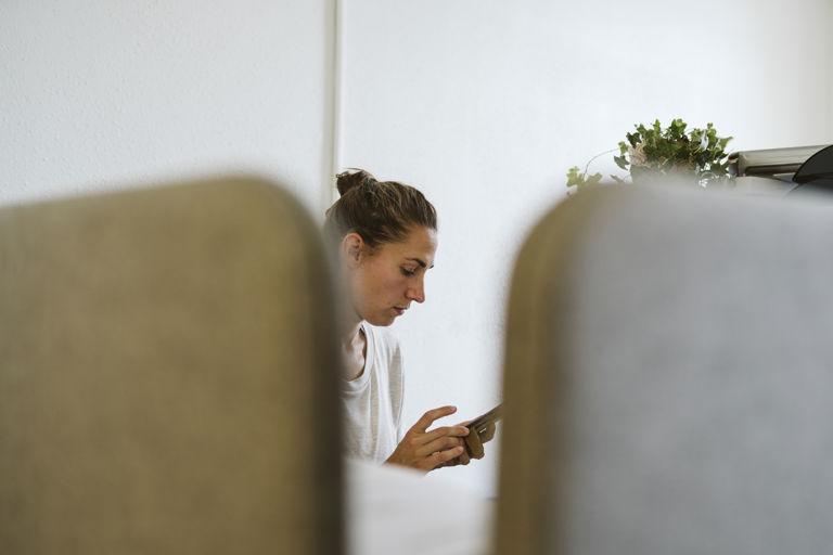 kvinna som tittar på sin mobil