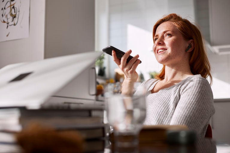 kvinna som håller i mobiltelefon