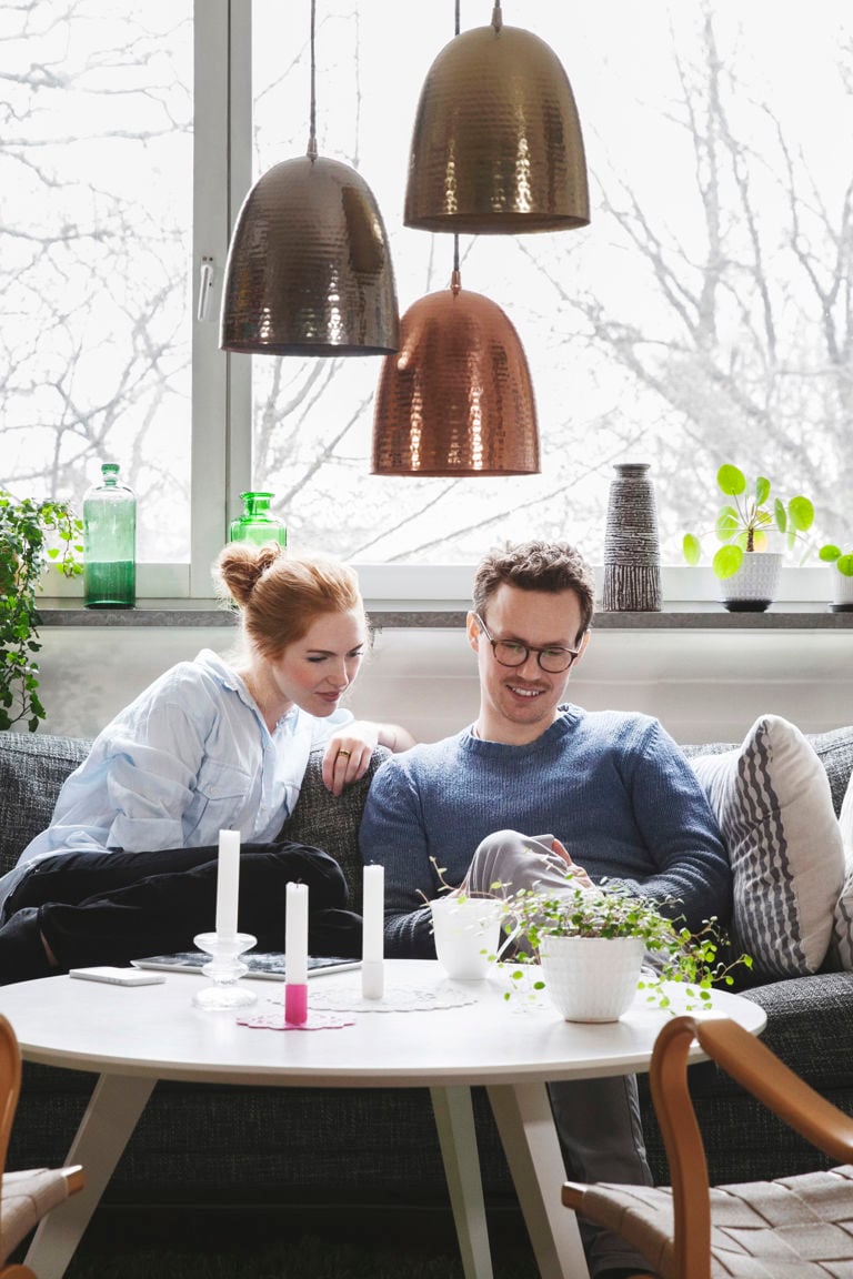 man och kvinna sitter i soffa