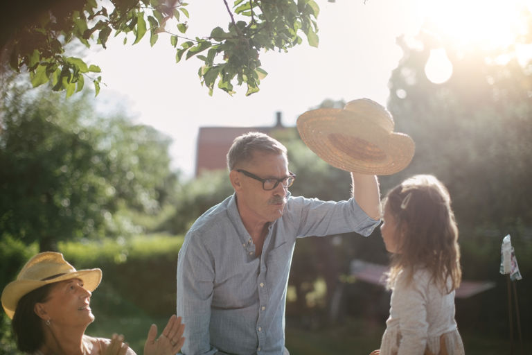 Familj i trädgård