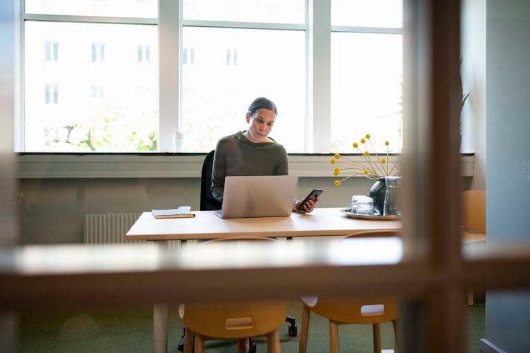 kvinna vid ett skrivbord