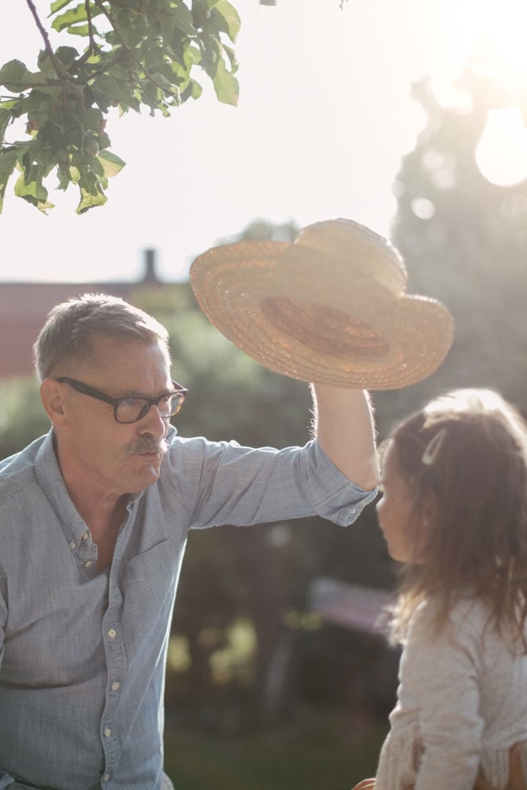 Familj i trädgård